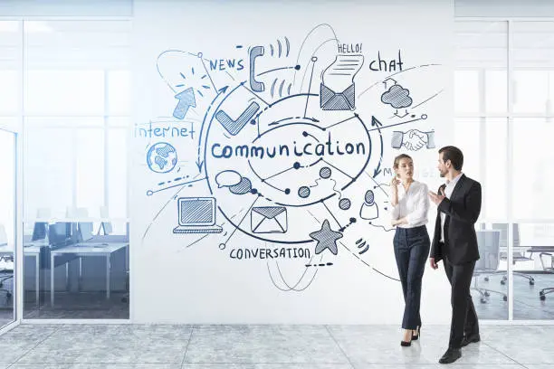 Ikona przedstawiająca interakcję na platformach społecznościowych, ilustrującą znaczenie zaangażowania na platformach społecznościowych jako ważnego elementu strategii marketingowych w erze cyfrowej
